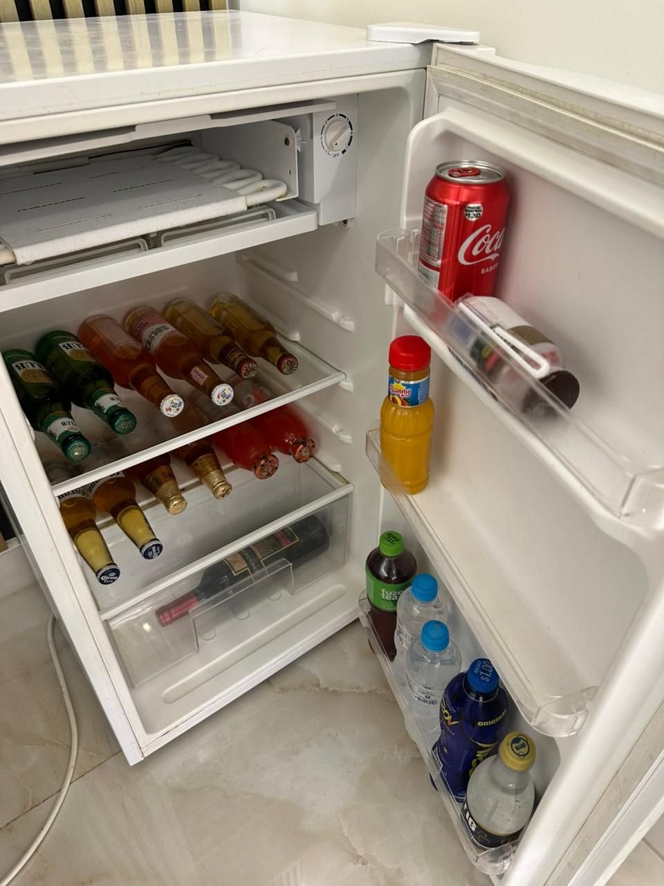 Mini Bar con cervezas y licores en Motel Taj Mahal Manta